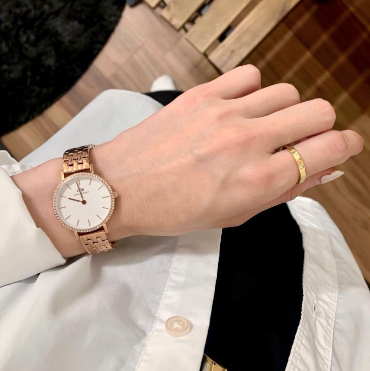 daniel 5 Stylish and Trendy Daniel Wellington Women First Copy Watch